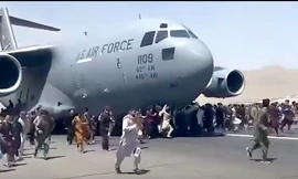 Chiếc trực thăng vận tải Mỹ bị nhiều người dân vây quanh trên sân bay Kabul ngày 16/8