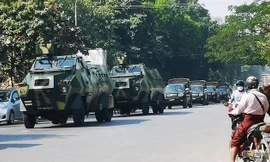 Đoàn xe quân sự đi trên đường phố ở Myanmar sau cuộc đảo chính ngày 2/2. (Ảnh: Reuters)