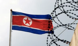 Quốc kỳ Triều Tiên bên tại Đại sứ quán Triều Tiên ở Malaysia. (Ảnh: Reuters)