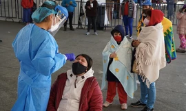 Người dân Mexico xếp hàng xét nghiệm COVID-19. (Ảnh: LA Times)