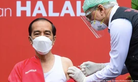 Tổng thống Indonesia trong lần tiêm vắc-xin COVID-19