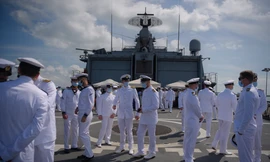 Các thuỷ thủ trên tàu khu trục Bayern của Đức khi cập cảng Singapore. (Ảnh: ST) 