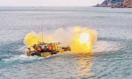 Hình ảnh tập trận bắn đạn thật trên biển Hoa Đông được quân đội Trung Quốc công bố. 