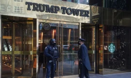 Trước cửa Tháp Trump ở khu Manhattan. (Ảnh: Reuters)