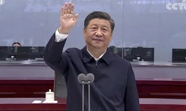 Ông Tập Cận Bình trong cuộc nói chuyện đường dài với 3 phi hành gia. (Ảnh: CCTV)