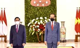 Tổng thống Indonesia Joko Widodo đón tiếp Thủ tướng Phạm Minh Chính. (Ảnh: Đoàn Bắc)