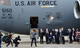Nhóm nghị sĩ Mỹ đến Đài Loan bằng chiếc siêu máy bay vận tải quân sự C-17. (Ảnh: CNA)