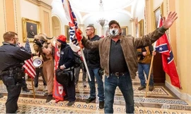 Lực lượng biểu tình ủng hộ ông Trump lục lọi trong tòa nhà Quốc hội Mỹ. (Ảnh: AP)