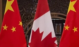 Quốc kỳ Trung Quốc và Canada. (Ảnh: Reuters)