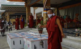 Một sư thầy làm lễ cúng khi 500.000 liều vắc-xin Moderna được chuyển về Bhutan qua COVAX ngày 12/7. (Ảnh: AP)