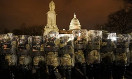 Lực lượng vệ binh bảo vệ khu vực trước Quốc hội Mỹ. (Ảnh: AP)