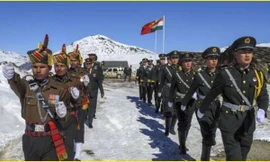 Lính biên phòng Ấn Độ và Trung Quốc đi tuần ở vùng thung lũng Galway. (Ảnh: AP)