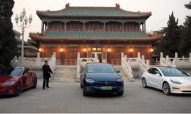 Xe Tesla đậu ngoài Trung Nam Hải - khu làm việc của lãnh đạo cấp cao Trung Quốc - trong cuộc gặp của ông chủ Tesla Elon Musk và Thủ tướng Trung Quốc Lý Khắc Cường vào tháng 1/2019. (Ảnh: Reuters)