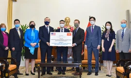 Buổi lễ trao tăng tượng trưng. (Ảnh: Mofa)