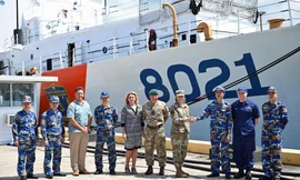 Chỉ huy và các thuỷ thủ Việt Nam được chào đón tại Bộ Tư lệnh Ấn Độ - Thái Bình Dương của Mỹ. (Ảnh: ĐSQ Mỹ)