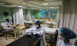 Trong một bệnh viện điều trị cho bệnh nhân COVID-19 ở Ấn Độ. (Ảnh: Reuters)