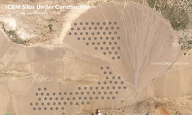 Ảnh vệ tinh được công bố vào đầu tháng 6 năm nay cho thấy khu vực đang được xây hàng loạt hầm chứa tên lửa ở Ngọc Môn, tỉnh Cam Túc, Trung Quốc