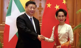 Cố vấn nhà nước Myanmar Aung San Suu Kyi tiếp đón Chủ tịch Trung Quốc Tập Cận Bình trong chuyến thăm đầu năm 2020. (Ảnh: Shutterstock)