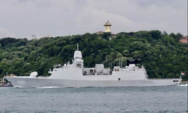 Tàu HNLMS Evertsen của hải quân Hà Lan trên đường đến Biển Đen ngày 14/6. (Ảnh: Reuters)