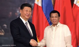Tổng thống Philippines Rodrigo Duterte (phải) bắt tay Chủ tịch Trung Quốc Tập Cận Bình trong một chuyến thăm Bắc Kinh. (Ảnh: CNN)