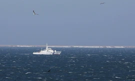 Một tàu của lực lượng phòng vệ trên biển Nhật Bản đang đi gần quần đảo tranh chấp với Nga. (Ảnh: Reuters)