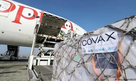 COVAX đang phân phối để bảo đảm các quốc gia nghèo được tiếp cận vắc-xin. (Ảnh: Reuters)