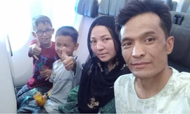 Shirzad và gia đình trên chuyến bay từ Kabul đến Bahrain ngày 24/8