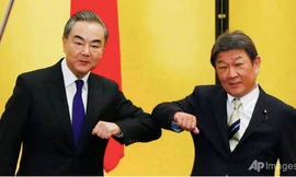 Hai ngoại trưởng Trung Quốc và Nhật Bản trong một dịp gặp. (Ảnh: AP)