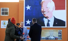 Ông Joe Blewitt, em họ của ông Joe Biden, trả lời báo chí ở Ireland ngày 20/1. (Ảnh: AP)