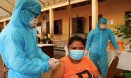 Một người dân ở Phnom Penh, Campuchia, được tiêm vắc-xin ngày 1/5. (Ảnh: Reuters)