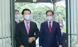 Bộ trưởng Ngoại giao Bùi Thanh Sơn và Bộ trưởng Ngoại giao Lào Saleumxay Kommasith. (Ảnh: Mofa) 