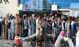 Tuần trước, các ngân hàng Afghanistan được lệnh mở cửa trở lại, nhưng chỉ cho phép rút tiền hạn chế, khiến nhiều người dân xếp hàng dài để rút tiền. (Ảnh: Reuters)