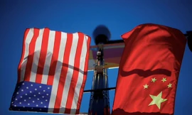 Quốc kỳ Mỹ và Trung Quốc. (Ảnh: Reuters)