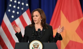 Phó Tổng thống Mỹ Harris trong cuộc họp báo chiều 26/8. (Ảnh: Như Ý)