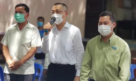 Đại sứ Việt Nam Vũ Quang Minh (giữa) khuyến cáo bà con gốc Việt và công dân Việt Nam tại Campuchia bình tĩnh, thực hiện nghiêm các quy định. (Ảnh: Fb)