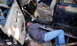 Anh Chris Reed, người dân bang Kentucky, đang cố đưa chiếc ô-tô của mình ra khỏi đống đổ nát do lốc xoáy gây ra. (Ảnh: Reuters) 