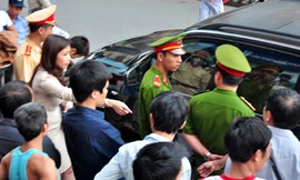 Hà Nội: Người phụ nữ 'cố thủ' trong xe BMW