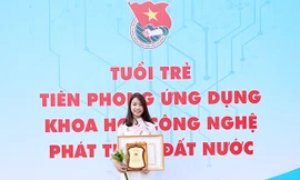 Đoàn Thị Thu Hà nhận Bằng khen Nữ sinh Tiêu biểu Toàn quốc trong Khoa học Công nghệ năm 2018 tại Bảo tàng Hồ Chí Minh.
