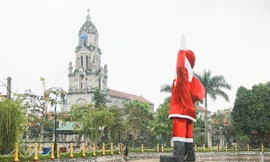 Ông già Noel khổng lồ nổi trên hồ nước ở Hà Nội