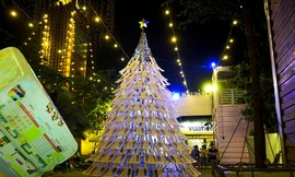 Lạ mắt cây thông làm từ… ghế nhựa