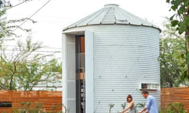 Vợ chồng trẻ biến kho thóc thành ngôi nhà hai tầng tuyệt đẹp