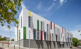 Ngắm trụ sở cảnh sát 'màu mè' nổi bật giữa phố