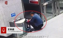 Xúc động, bố kiên nhẫn chờ con làm bài tập suốt mấy giờ ở nhà ga