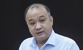 Ông Lê Quang Nam nhận quyết định điều chuyển từ giám đốc Sở về Bí thư Quận uỷ. Ảnh: Ngọc Trường.