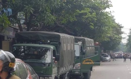 Gần 100 cảnh sát được huy động phong tỏa khu vực đường Hồng Bàng, phường Lê Mao, thành phố Vinh (Nghệ An).