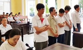 Các bị cáo tại tòa (Ông Phi thứ 2 bên phải).