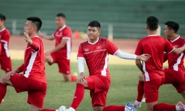 Đội tuyển Việt Nam tạo nên bầu không khí rất sôi động tại Vientiane. Ảnh: H.L.