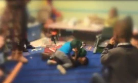 Hai đứa trẻ đánh nhau trên sân đấu.