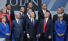 Tổng thống Trump quay riêng một hướng so với lãnh đạo các nước thành viên NATO tại hội nghị thượng đỉnh ở Bỉ hồi tháng 7. Ảnh: Reuters.