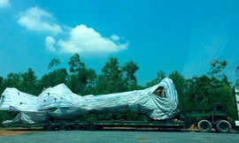 Chiếc xe chở cây đa sộp cổ thụ bị lực lượng CSGT bắt giữ.